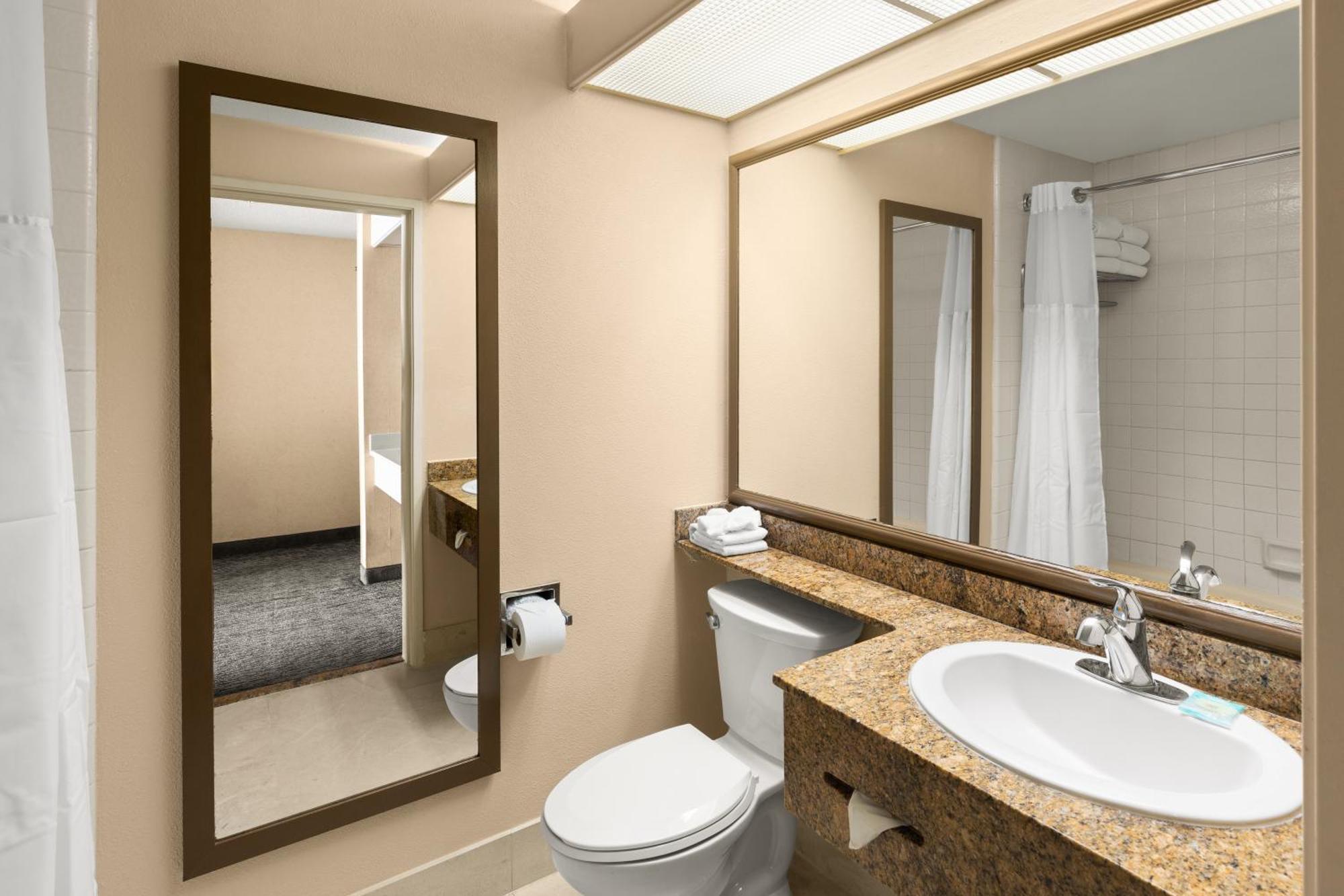 Anaheim Portofino Inn & Suites Екстер'єр фото